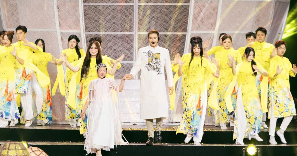 Giọng ca nhí Gabi Bảo Uyên gây xúc động khi song ca cùng Kyo York ca khúc Hello Vietnam tại Lễ hội Áo dài TP.HCM