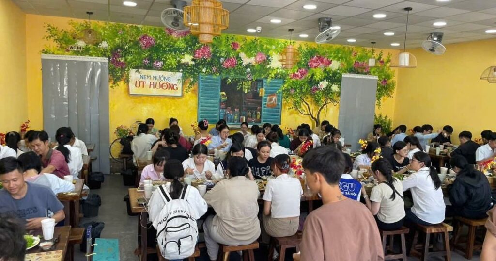 Thực khách Sài Gòn mê mẩn món Nem nướng Nha Trang Út Hương