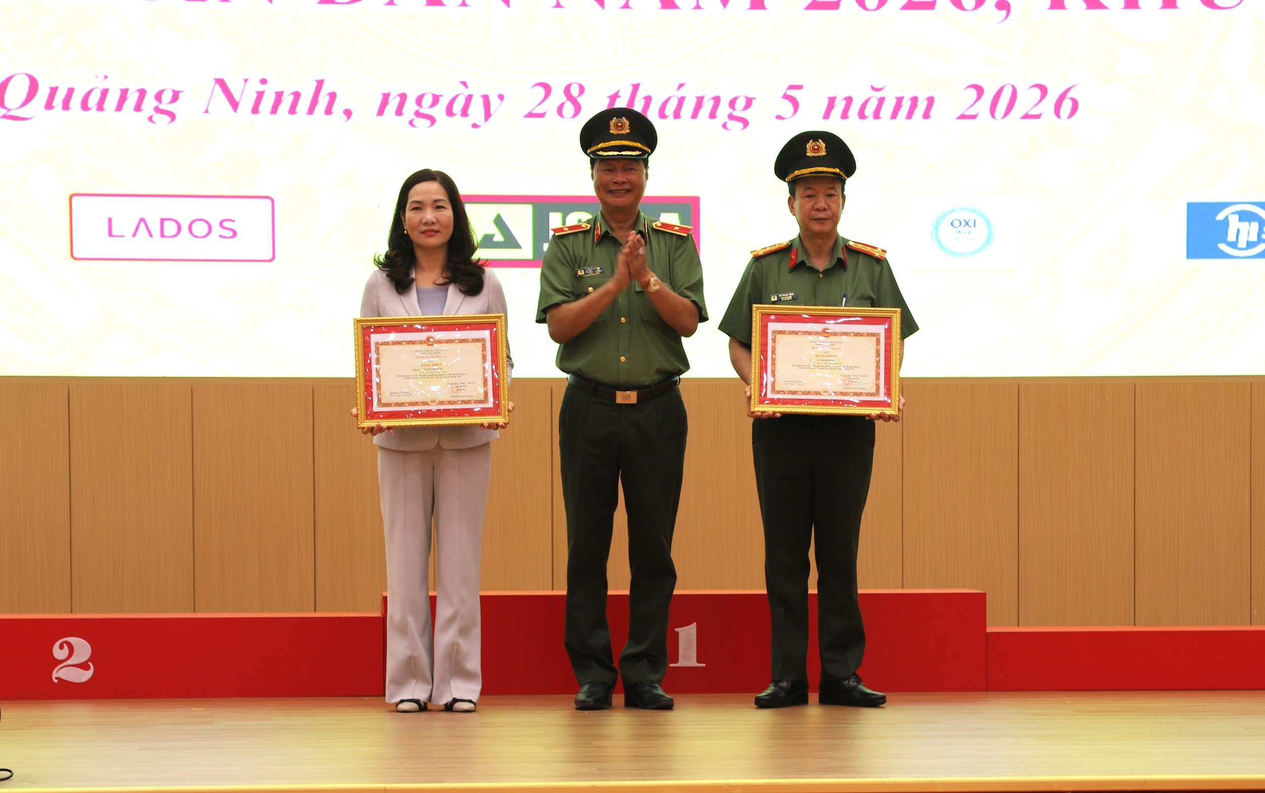 trao-bang-khen-cua-bo-1779981678.jpg