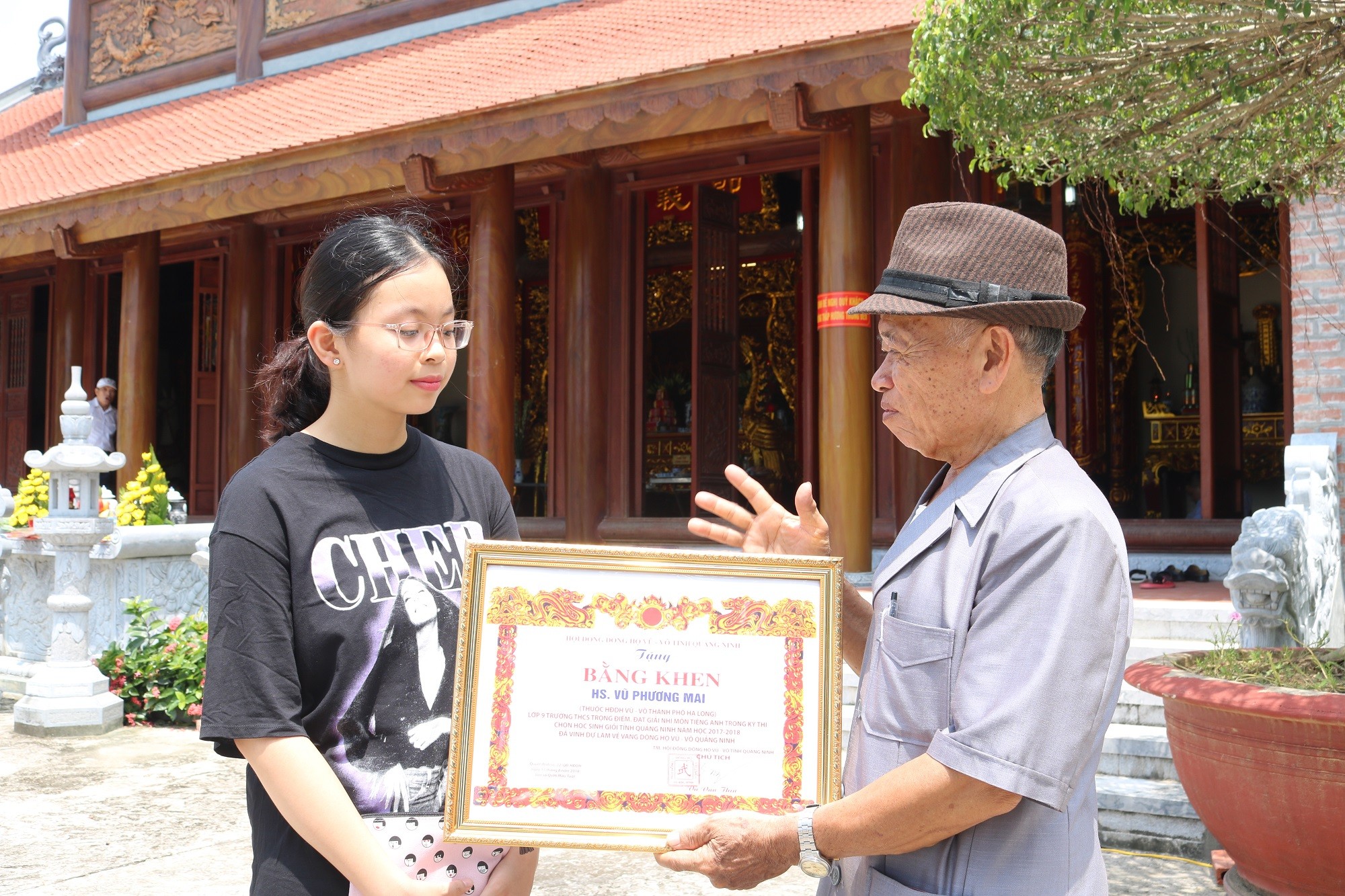 truoc-cua-den-thieng-ong-ran-day-chau-phat-huy-truyen-thong-tien-nhan-tren-500-nam-truoc-dia-phuong-dong-ho-da-co-nguoi-do-dat-tien-si-1777699624.jpg
