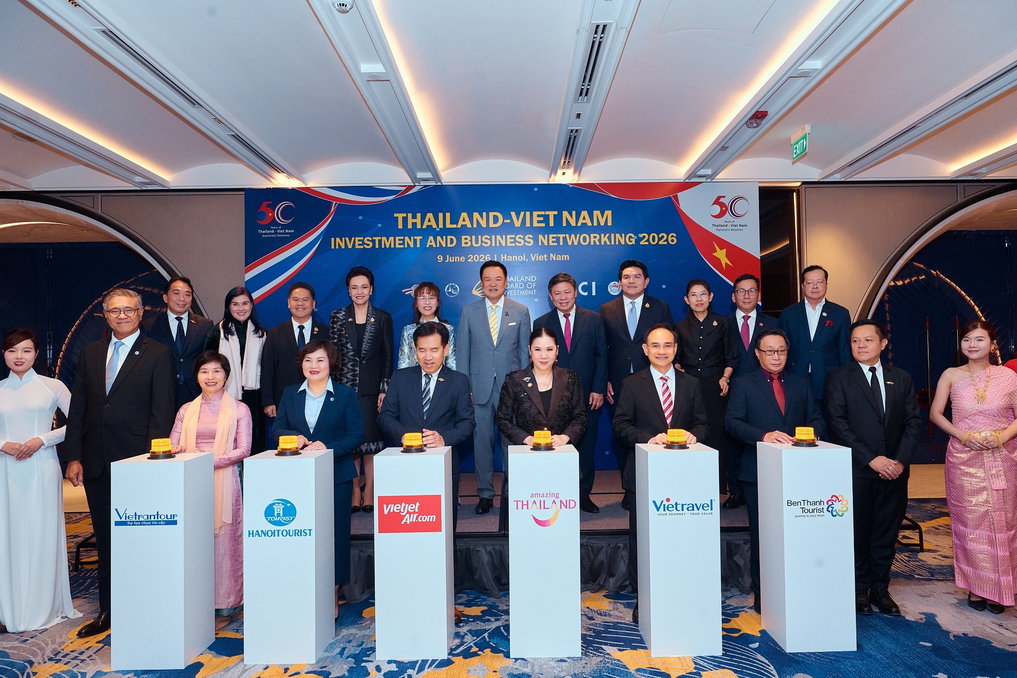 h02-tong-cuc-truong-tcdl-thai-lan-va-dai-dien-cac-doanh-nghiep-thuc-hien-nghi-thuc-khai-mac-truoc-su-chung-kien-cua-thu-tuong-thai-lan-1781072515.jpg