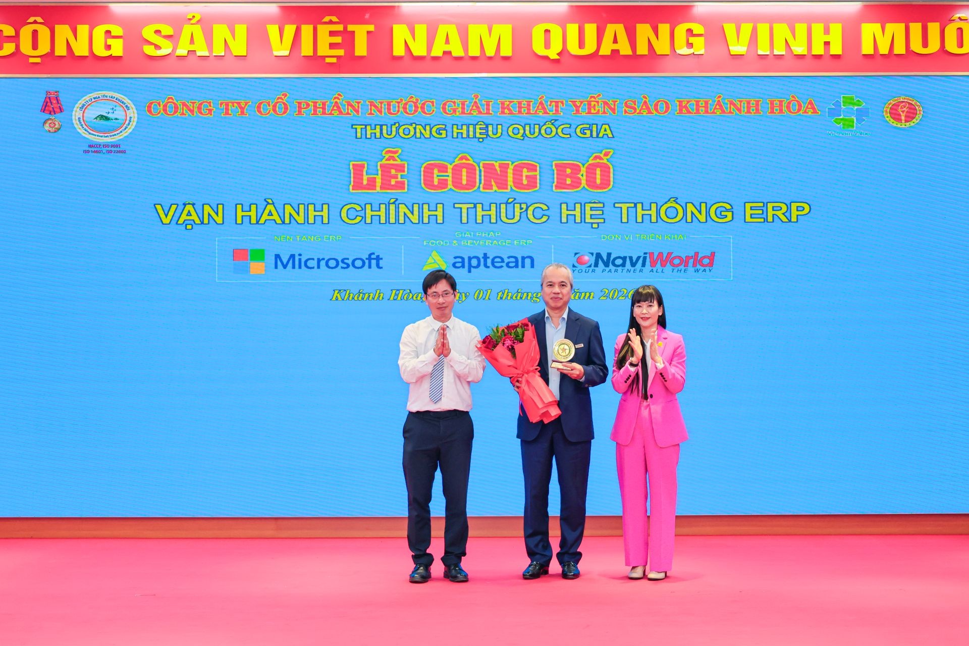 lanh-dao-so-khoa-hoc-va-cong-nghe-va-cong-ty-tnhh-nha-nuoc-mot-thanh-vien-yen-sao-khanh-hoa-tang-hoa-cho-don-vi-thuc-hien-du-an-1782922035 lanh-dao-so-khoa-hoc-va-cong-nghe-va-cong-ty-tnhh-nha-nuoc-mot-thanh-vien-yen-sao-khanh-hoa-tang-hoa-cho-don-vi-thuc-hien-du-an-1782922035.jpg