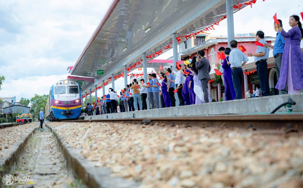 huetourism-quang-tri-hue-vnr-chinh-thuc-khai-truong-doan-tau-co-do-hue-phong-nha-hanh-trinh-di-san-the-gioi-2-1788459511 huetourism-quang-tri-hue-vnr-chinh-thuc-khai-truong-doan-tau-co-do-hue-phong-nha-hanh-trinh-di-san-the-gioi-2-1788459511.jpg