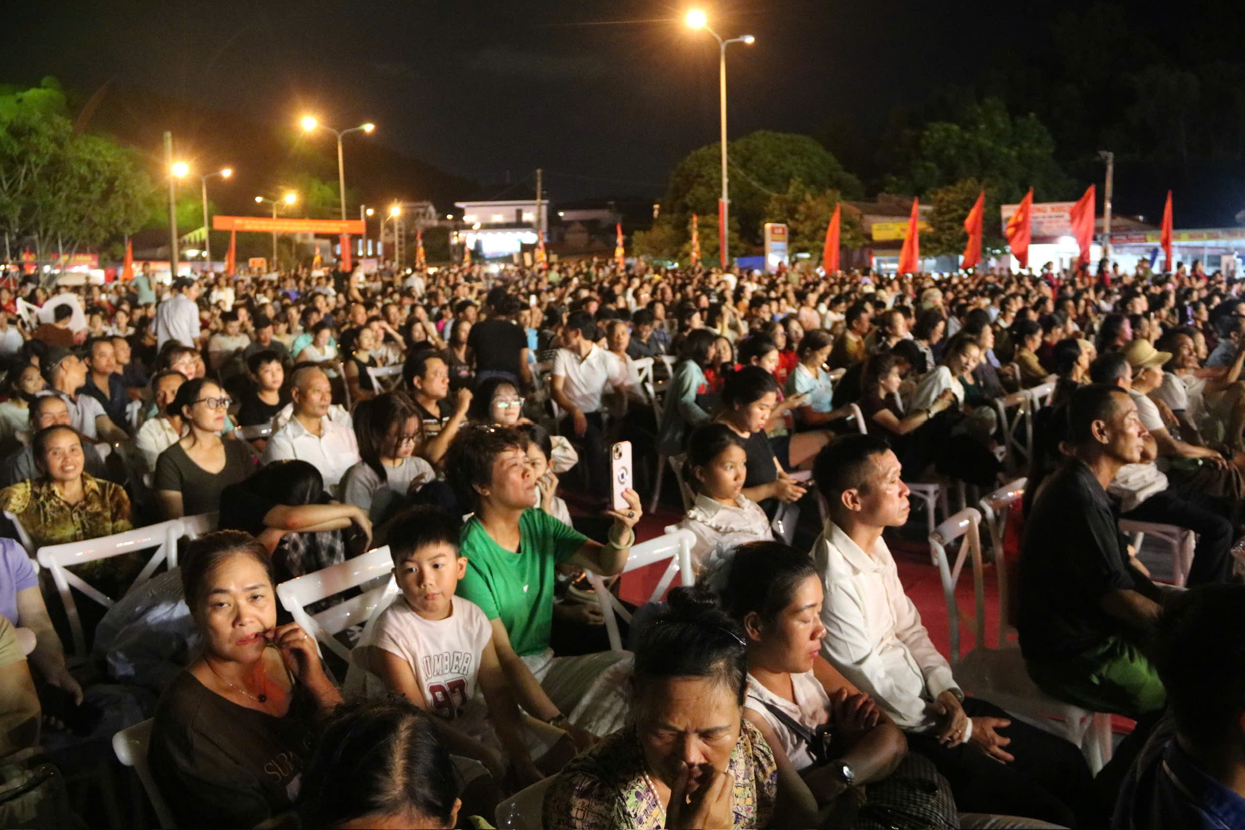 nhan-dan-va-du-khach-den-du-1790481297 nhan-dan-va-du-khach-den-du-1790481297.jpg