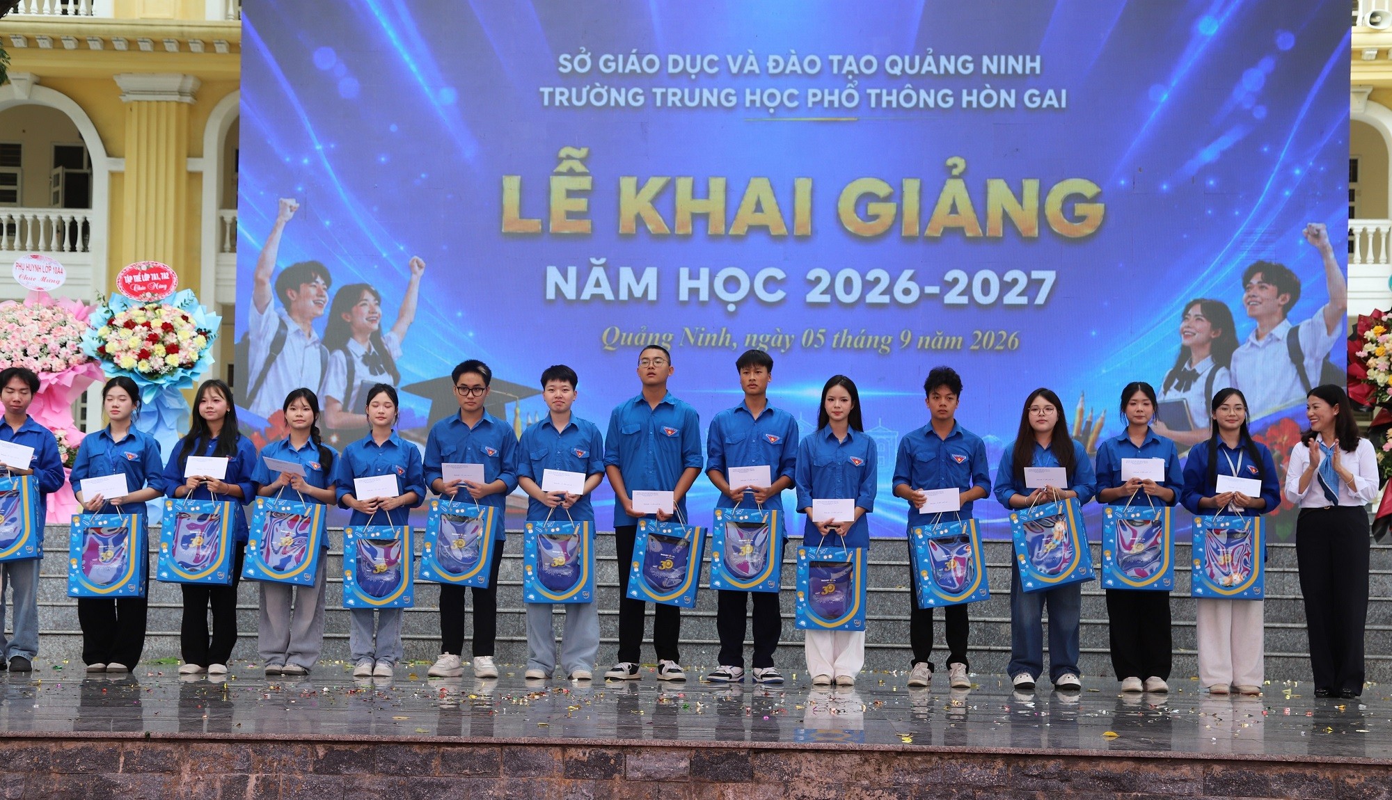 tang-qua-cho-hs-1788613526 tang-qua-cho-hs-1788613526.jpg