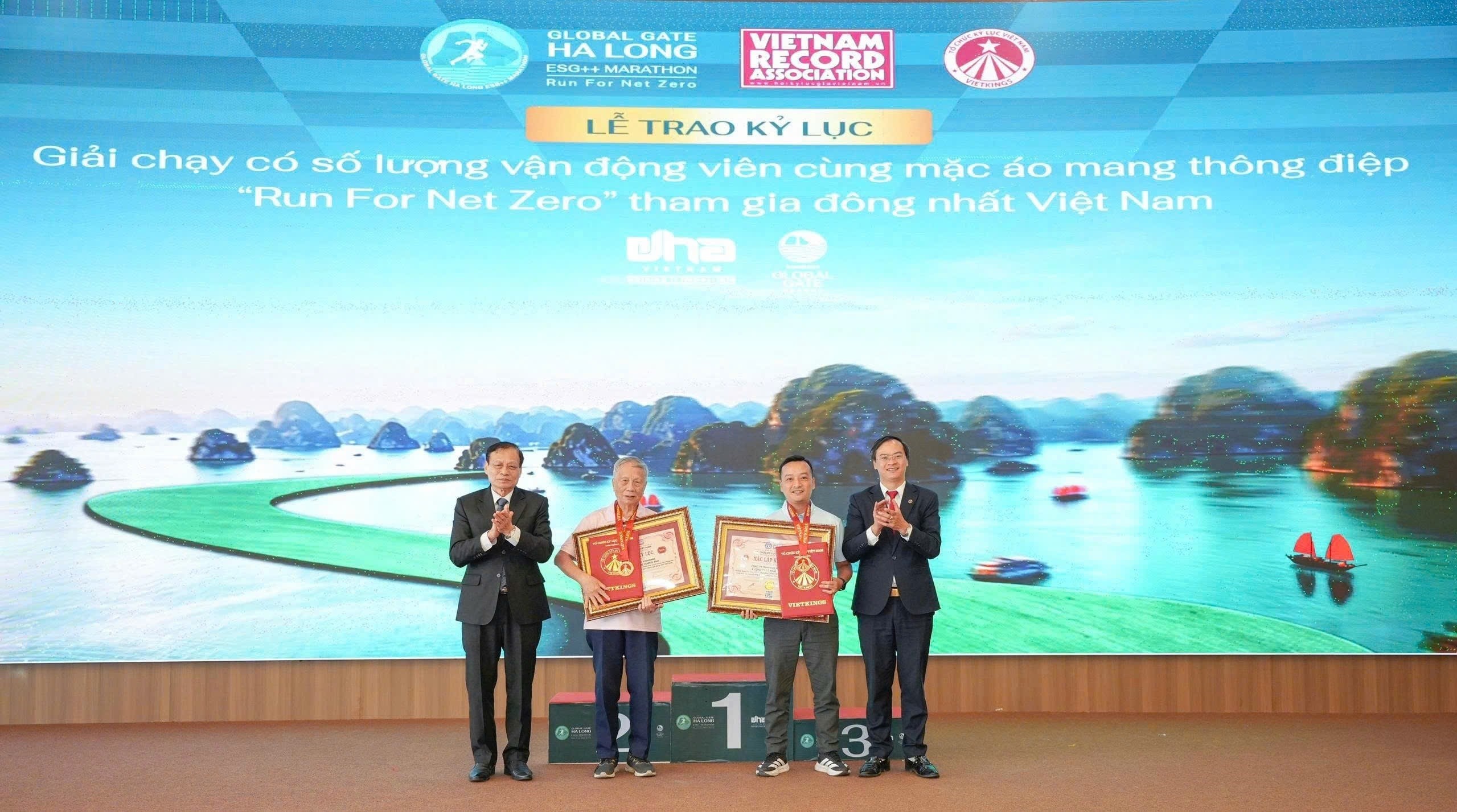 don-nhan-quyet-dinh-cong-nhan-ky-luc-viet-nam-1791733755.jpg