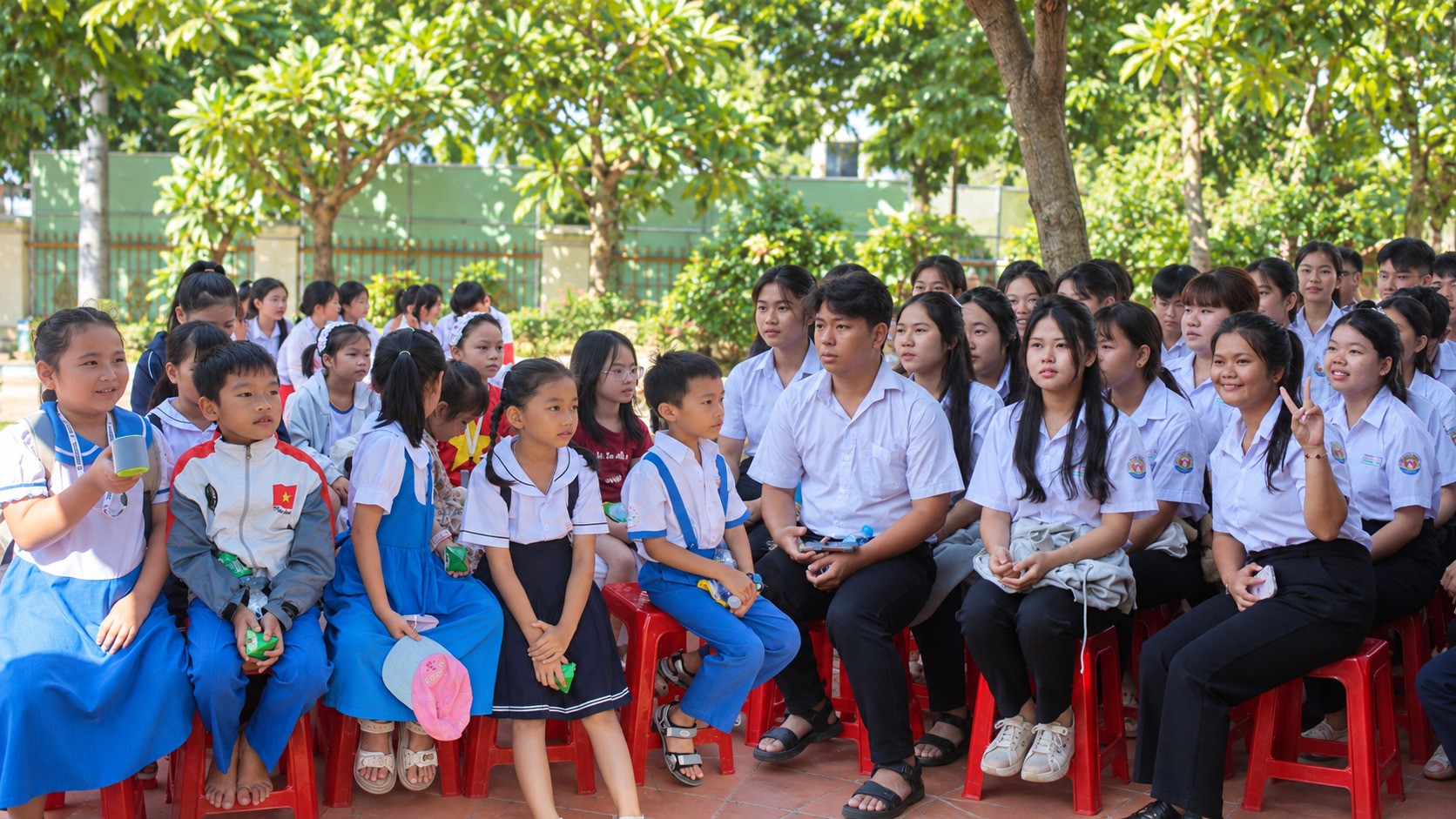 Các em học sinh tham dự chương trình.